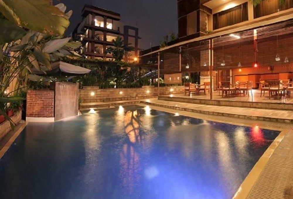 Bali World Hotel Bandung Exterior photo